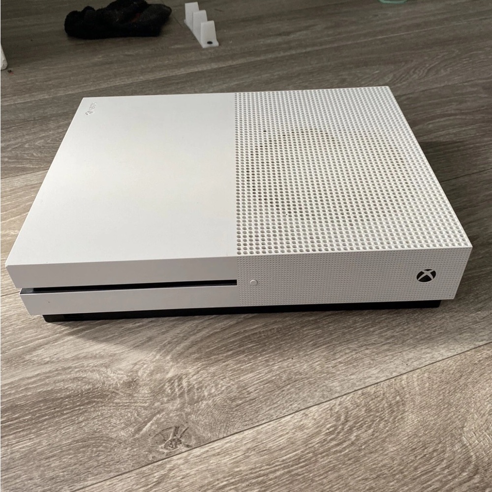 Xbox one s comes with new wired Xbox controller and cables